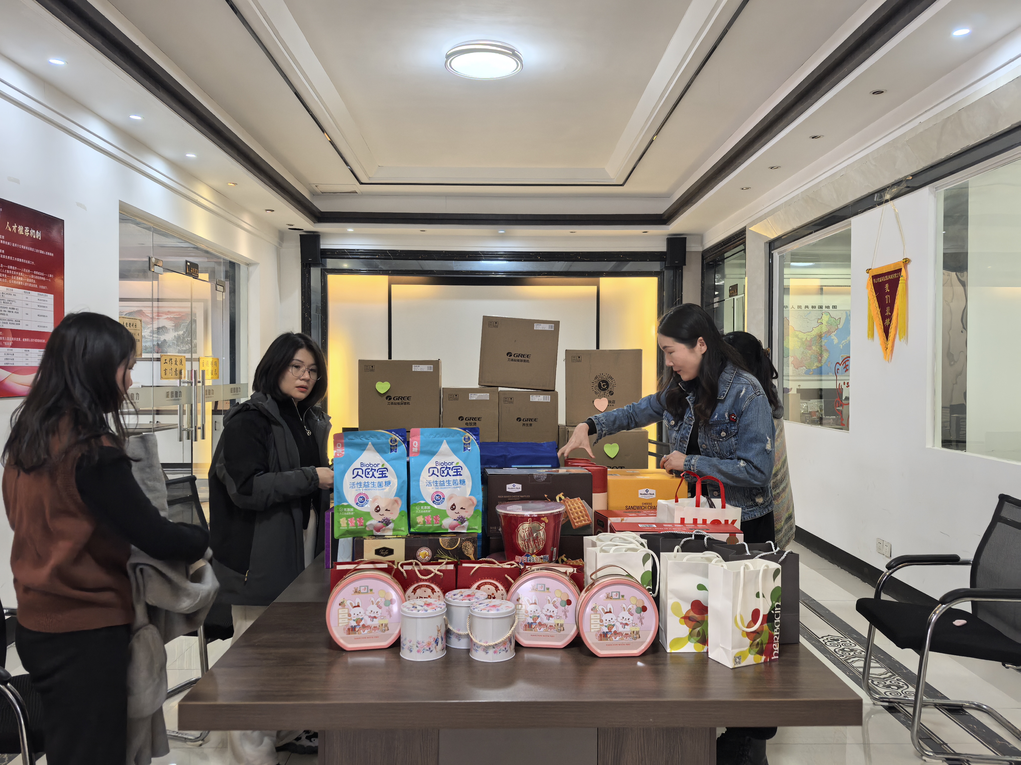 喜庆“三八”女神节、贴心慰问暖人心